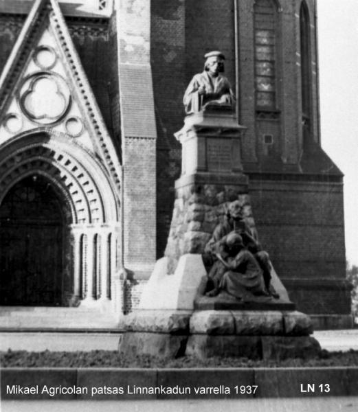 Загадочный памятник около собора Петра и Павла в Выборге. Микаэль Агрикола.
 